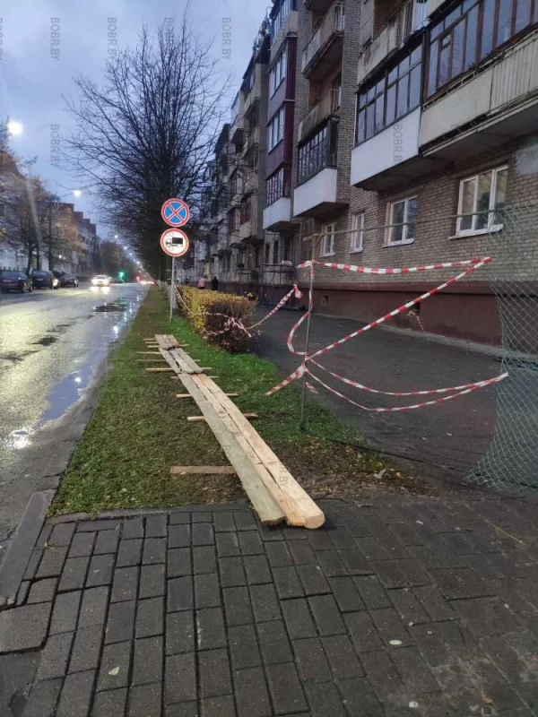 Положили доски, чтобы удобнее было обходить ремонт. Спасибо за заботу