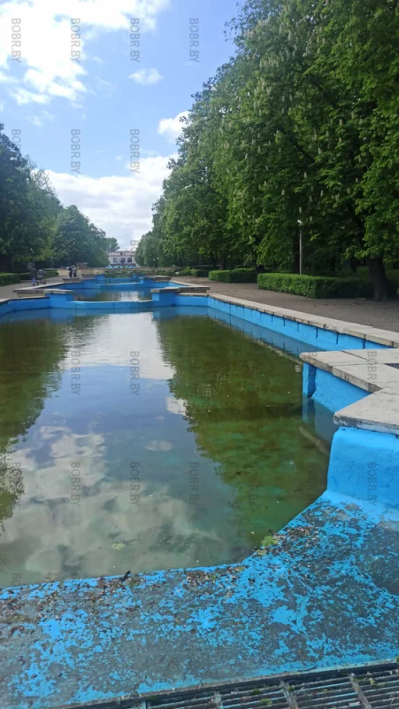 Солнечный, яркий Бобруйск. Фонтаны свежепокрашенные