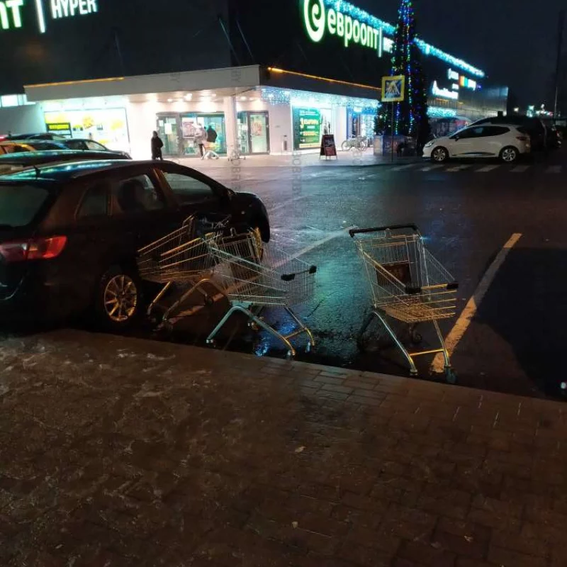 Ленивые люди как всегда побросали тележки