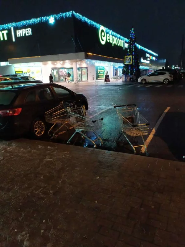 Ленивые люди как всегда побросали тележки