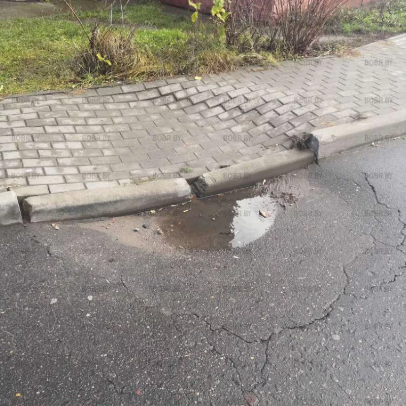 Плохо уложенная плитка и вследствии чего лужи