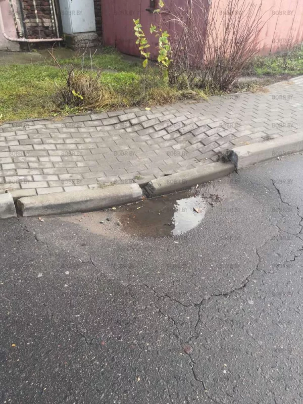 Плохо уложенная плитка и вследствии чего лужи