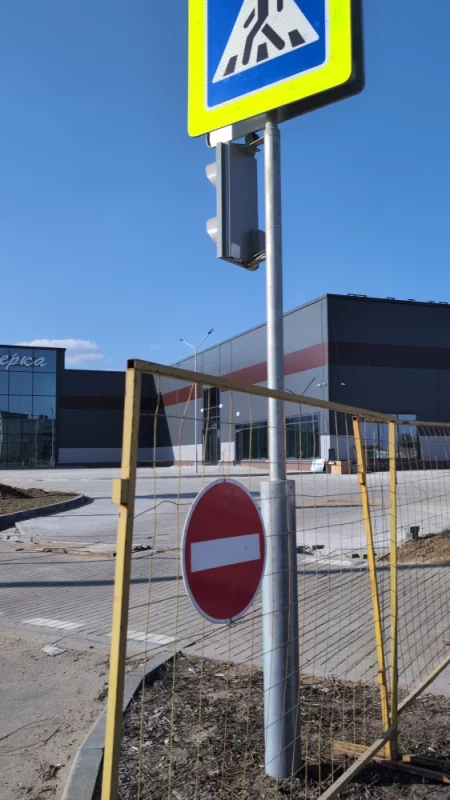 От Этажерки убирают забор. Наверное, открывать хотят