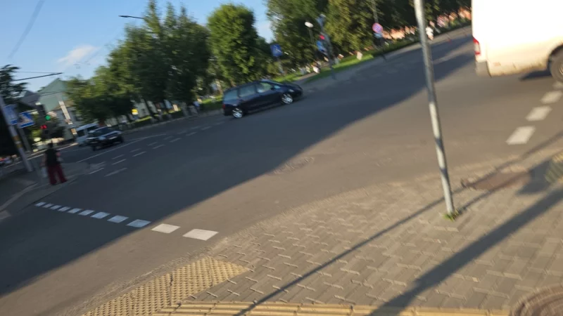 На площади Победы организовали светофор, когда по всем направлениям пешеходам либо красный либо зелёный. Поставили таблички, чтобы можно было не спешиваться с велосипеда