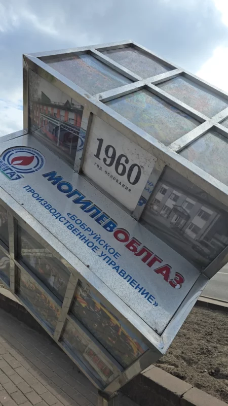 При свете дня, кубы выглядят не очень эстетично, Может надо было бы их как-то от пыли протереть и грязи?