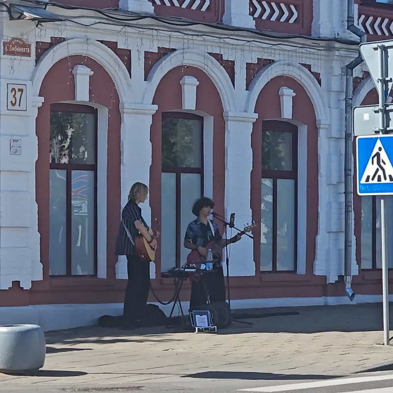 Radiohead возле театра)