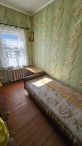 Часть жилого деревянного дома в городе