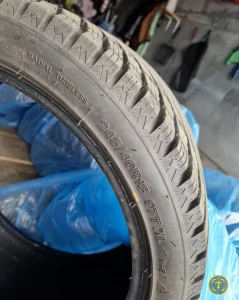 Почти новую резину Grenlander ICEDEFENSOR STUD II