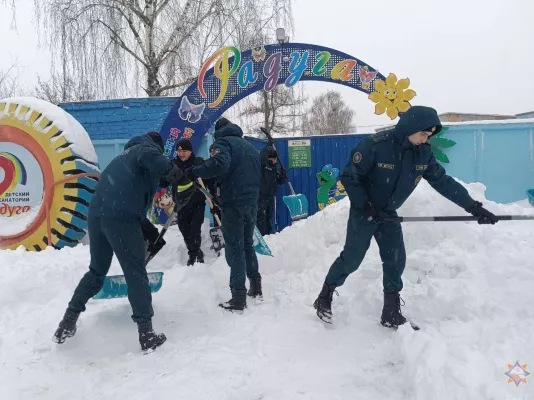 Спасатели освободили санаторий «Радуга» от снега