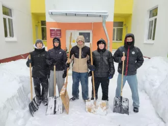 Добро с лопатами: учащиеся Бобруйской СДЮШОР выручили малышей-детсадовцев