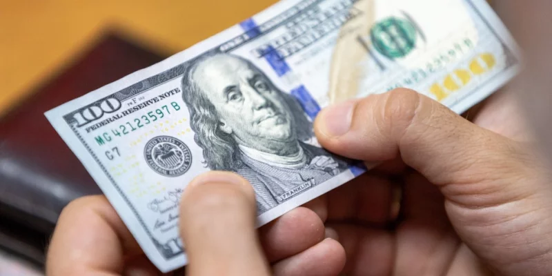 Какую валюту покупать сегодня? Смотрим свежие курсы