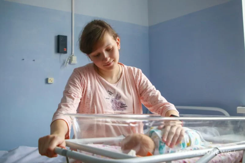 В Бобруйске поздравили маму девочки, родившейся в новогоднюю ночь. Фото