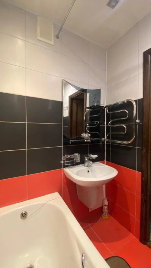 В Центре города 2-х комнатная квартира на длительный срок, месяц