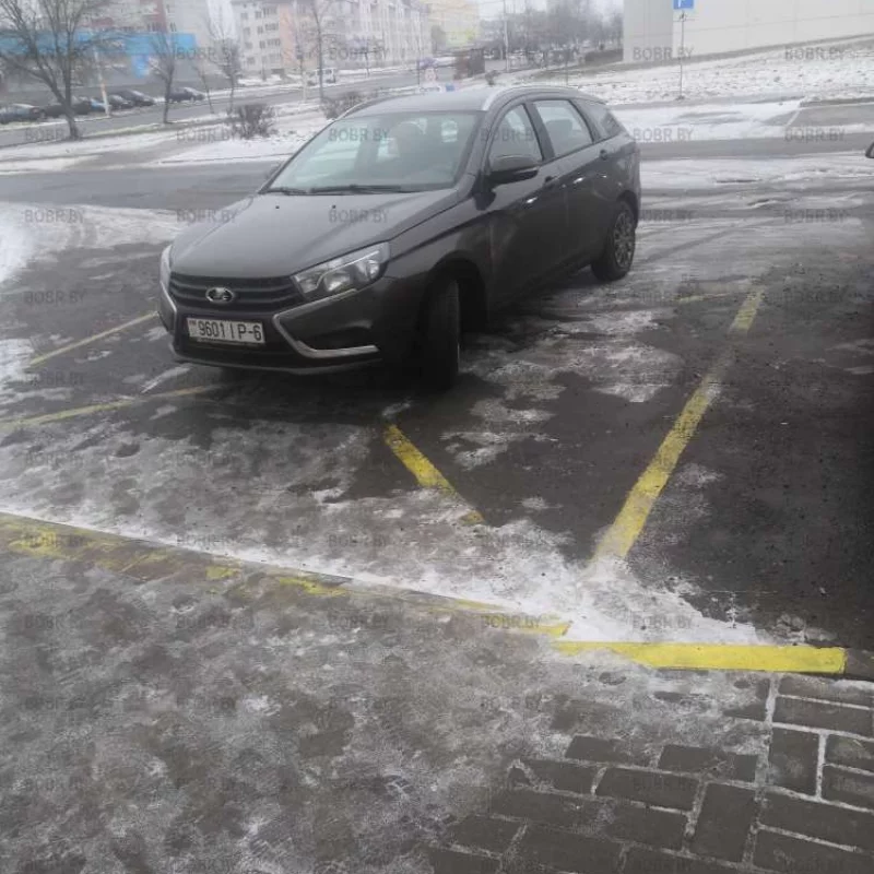Жёлтая разметка - парковка запрещена! 