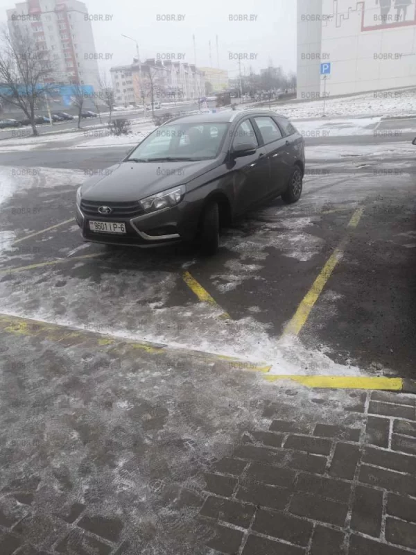 Жёлтая разметка - парковка запрещена! 