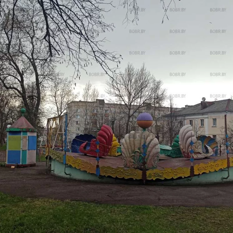 Интересно, какой срок эксплуатации у аттракционов? Минимум лет 30 стоят без изменений...
