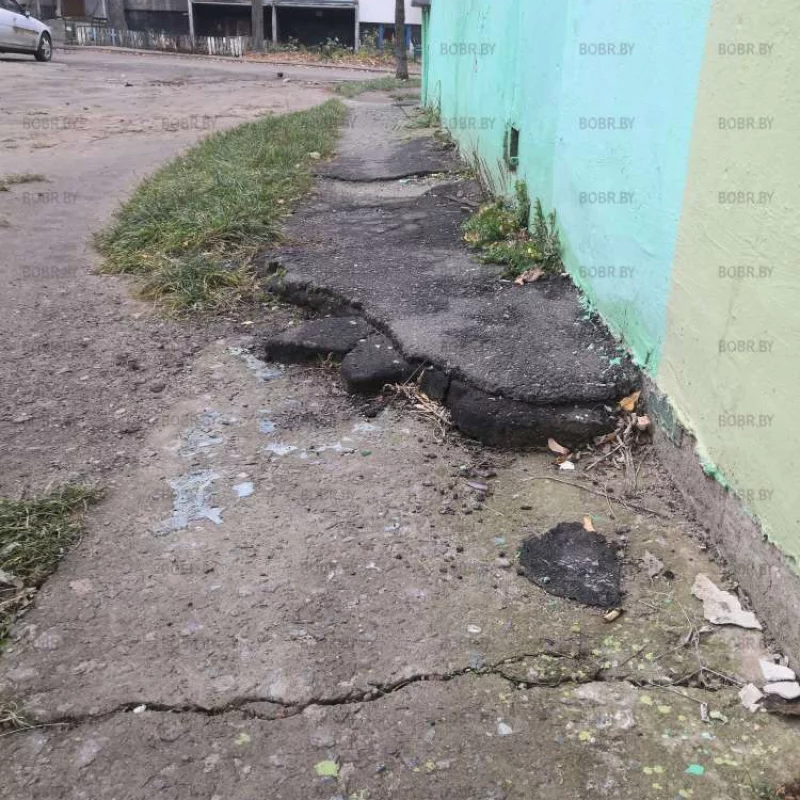 Здесь можно вечером ногу сломать