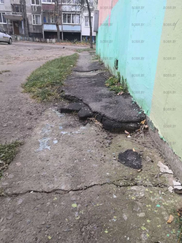 Здесь можно вечером ногу сломать
