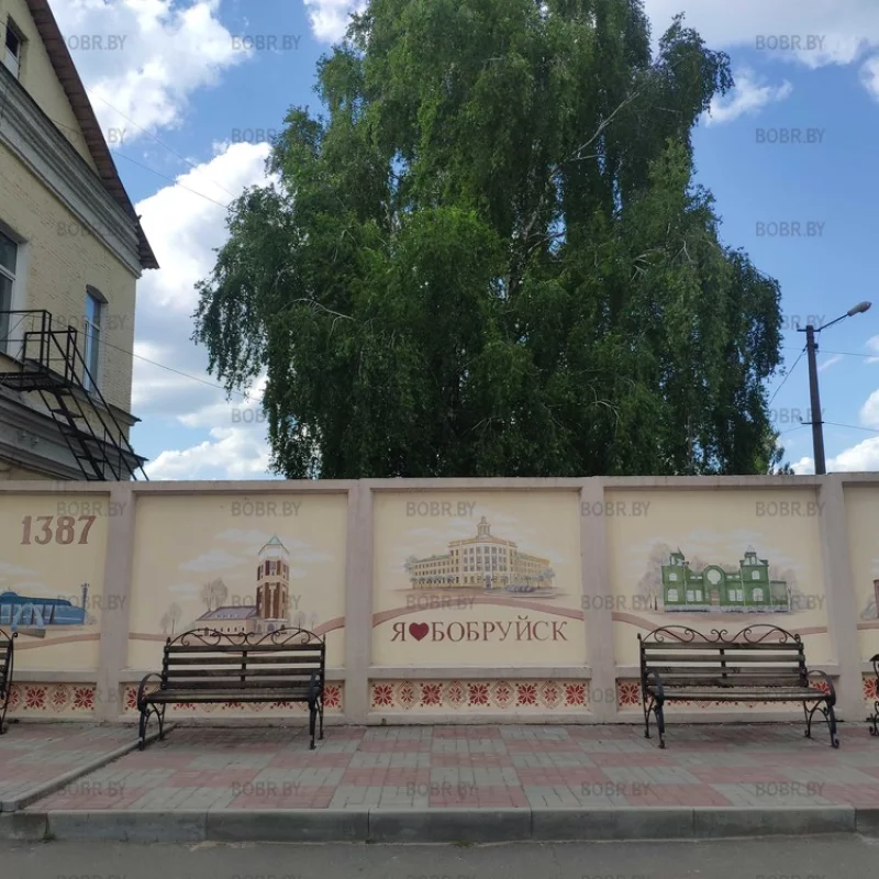 Легальный стрит-арт и лавочки которыми никто не пользуется.