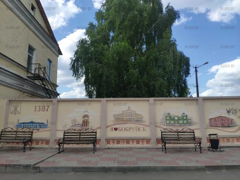 Легальный стрит-арт и лавочки которыми никто не пользуется.