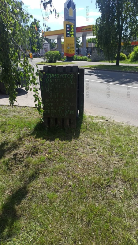 Забавная реклама на паллетах. А куда идти? Не нашла)