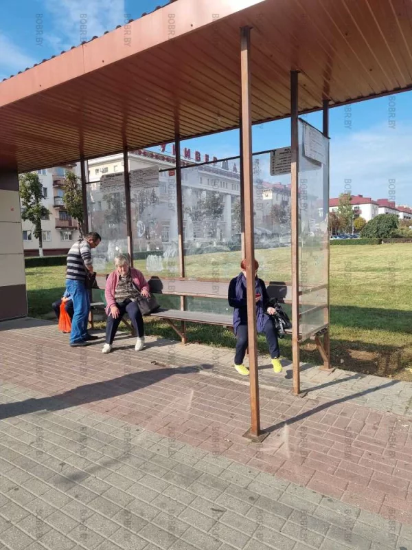 Какая всё же красивая и чистая остановка на площади Ленина!