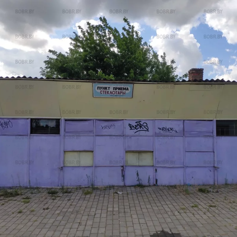 Когда-то, был пункт приёма стеклотары. А сейчас уродливое разваливающееся здание