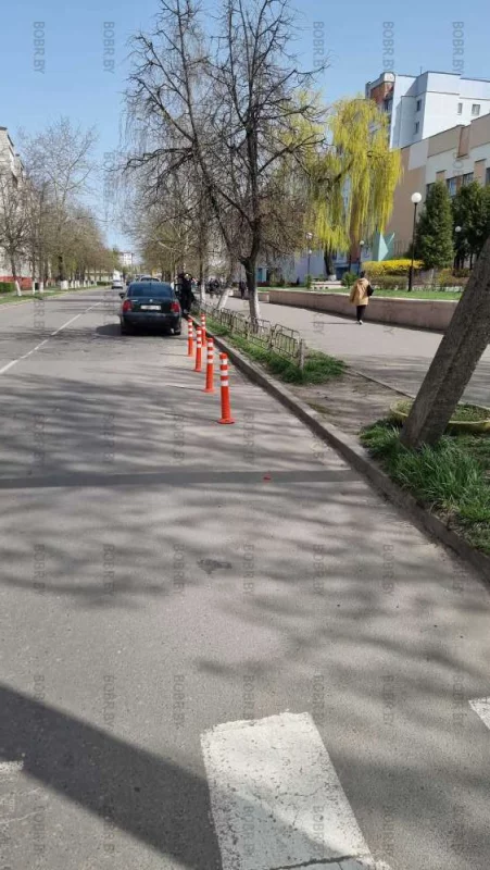 Сломанные ограничитель парковки так никто и не отремонтировал.