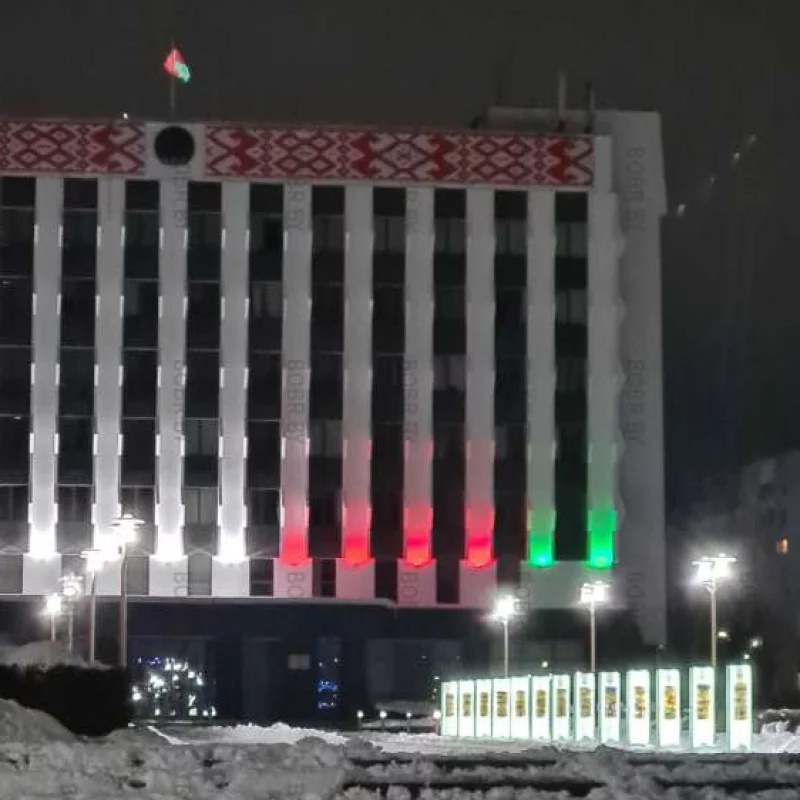 Вы только посмотрите какая красивая подсветка горисполкома!