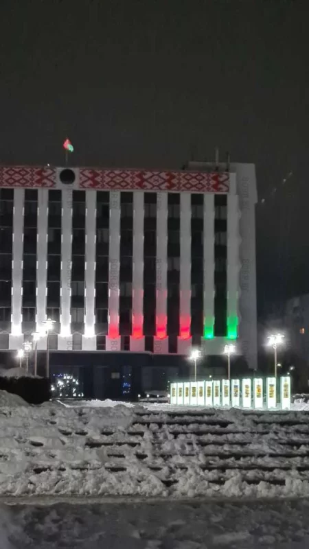 Вы только посмотрите какая красивая подсветка горисполкома!