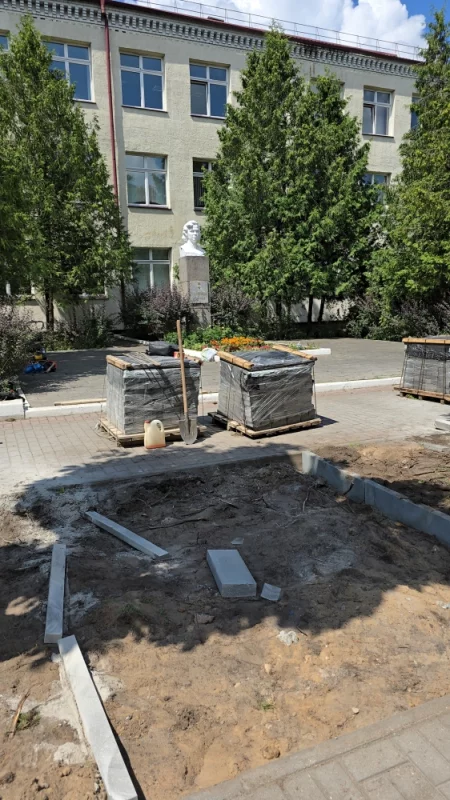 Благоустройство территории у памятника Веры Хоружей