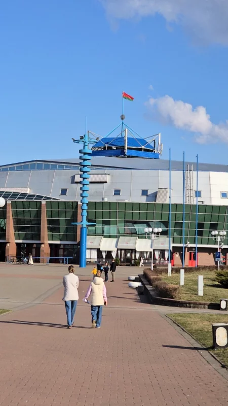 Люди идут на хоккей