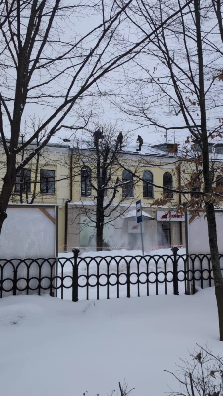 Чистят крышу Славянки