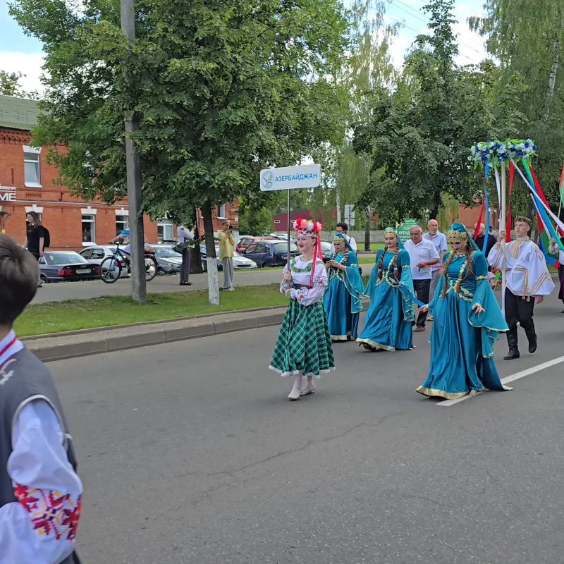 Венок Дружбы делегация из Азербайджана