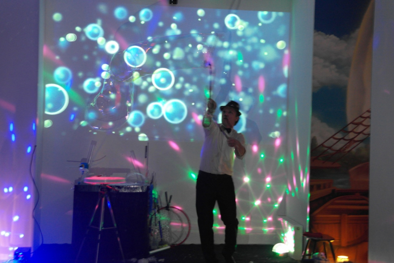 Шоу гигантских мыльных пузырей Юрия Светлакова