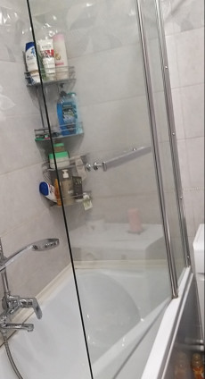 Стеклянная дверь на ванную