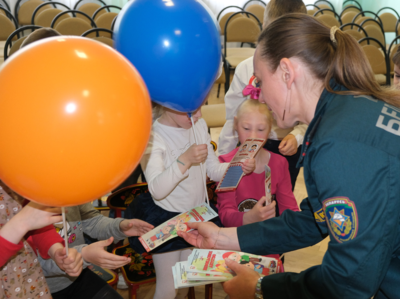 В День защиты детей Бобруйские спасатели посетили Детский дом