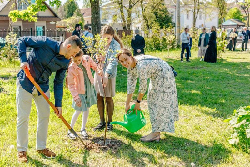 Родители и дети из многодетных семей сажали деревья в Бобруйске