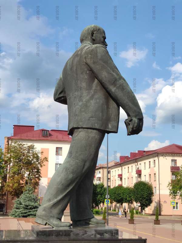Никто не помнит, когда последний раз чистили скульптуру Ленина? Ведь это скульптура в центре города и она всегда должна быть чистая и аккуратная!