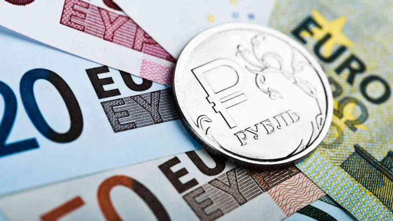 Свежие курсы валют: доллар подешевел, российский рубль немного подрос