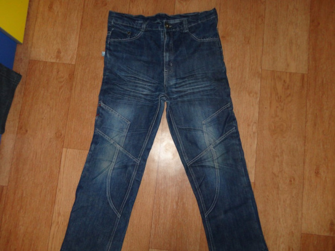 Модные синие джинсы на подростка