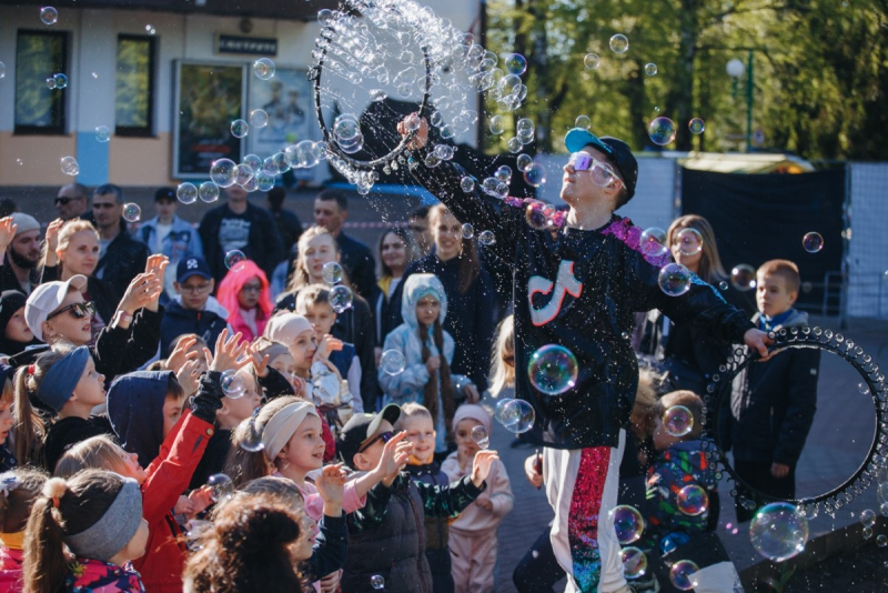 Шоу мыльных пузырей и фестиваль красок в городском парке. Фоторепортаж