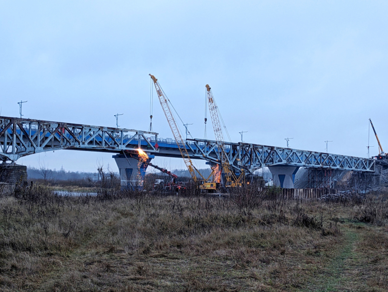 Старый Титовский мост режут и демонтируют: видео с искрами