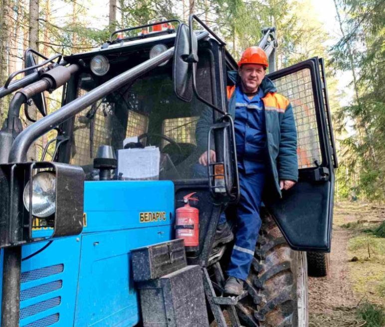 Тракторист из Бобруйского лесхоза рассказал о своей работе