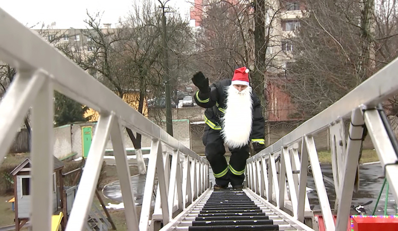 Дед Мороз пробрался на утренник в Детский дом города Бобруйска по пожарной автолестнице