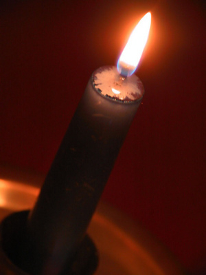 Оставленная горящая свеча привела к пожару