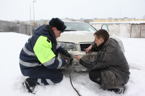 Сотрудники ГАИ города Бобруйска в непогоду оказывали помощь