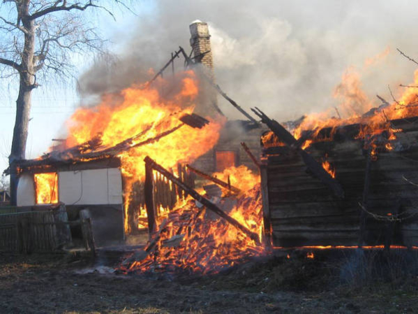 Пожар в деревне Барановичи-3. Огонь уничтожил все подворье