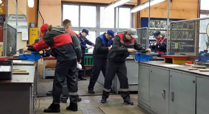 Кого из белорусских студентов отправят работать на заводы и на ремонт ЖД-путей? Коснется десятков тысяч этим летом