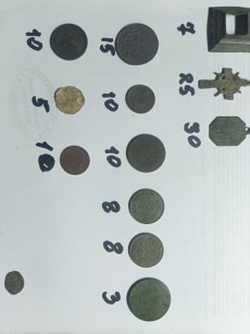Старинные монеты и крестики